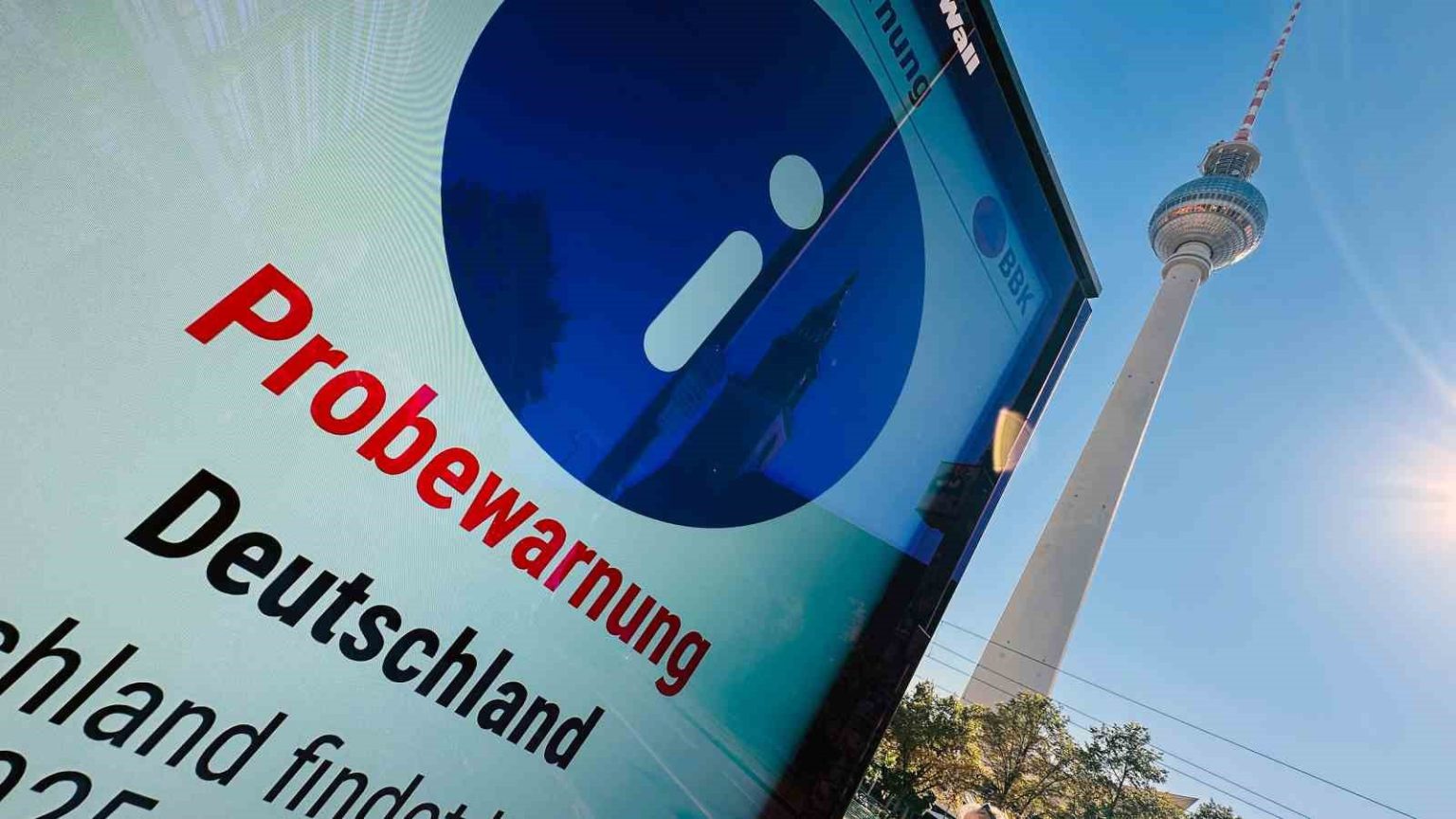 almanyada-acil-durum-tatbikati-uyari-sirenleri-caldi-cep-telefonlarina-mesaj-gonderildi