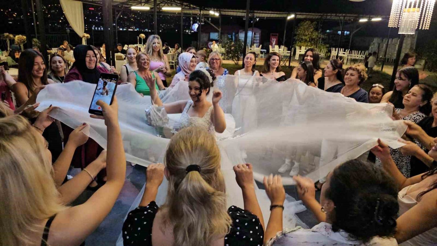 anne-ozel-gereksinimli-kizinin-gelinlik-giyme-hayalini-gerceklestirdi