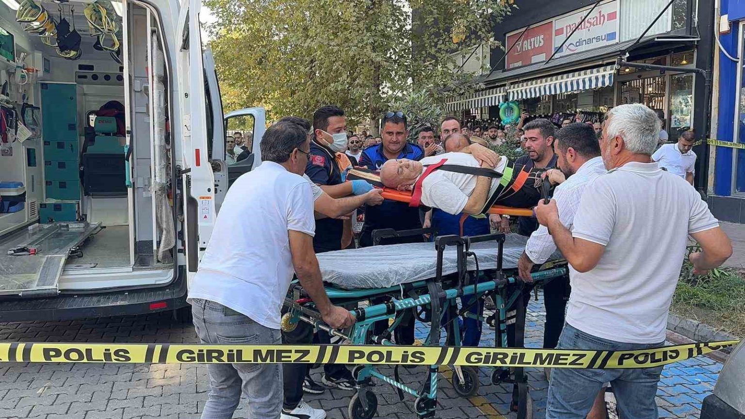 antalyada-esiyle-birlikte-yurudugu-kaldirimda-silahli-saldiriya-ugradi