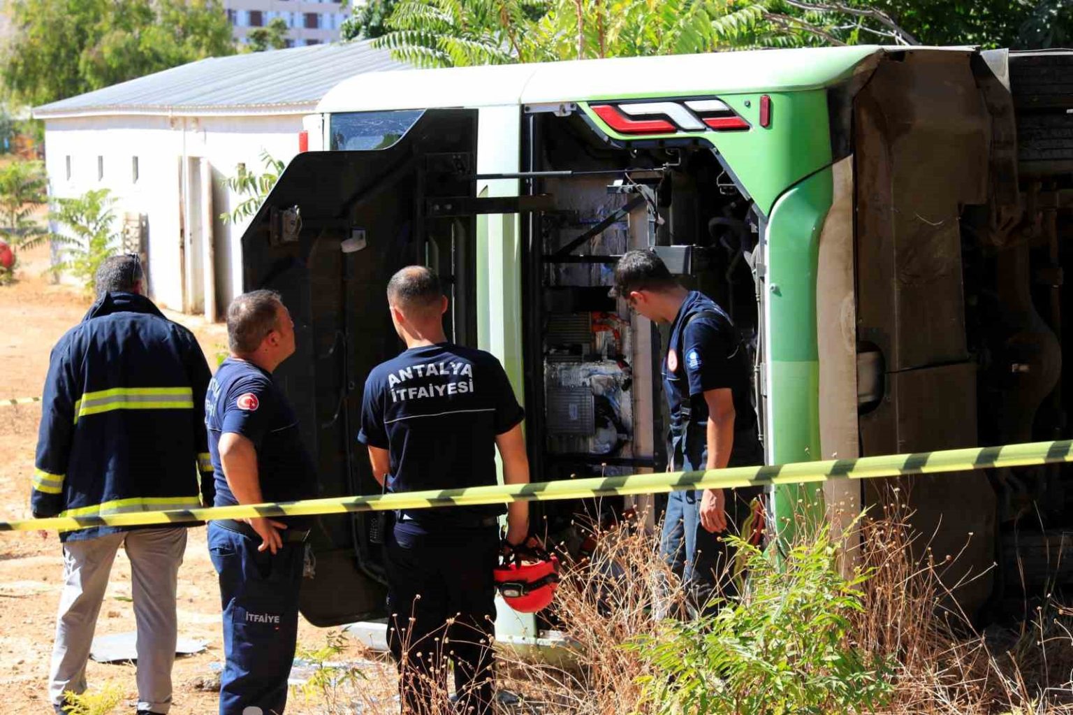 antalyada-surucusu-direksiyon-basinda-rahatsizlanan-elektrikli-otobus-devrildi-surucu-hayatini-kaybetti