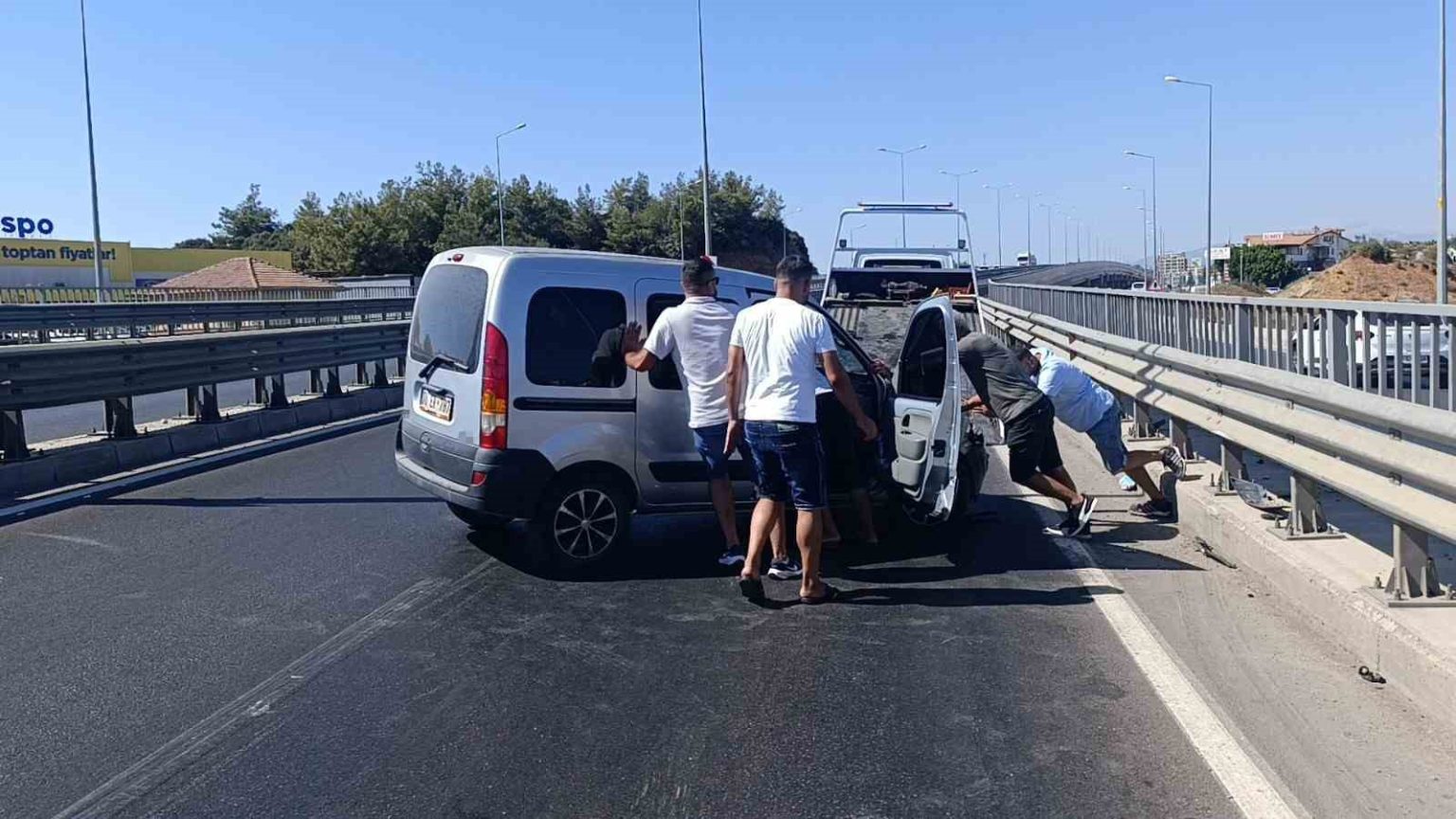 bariyerlere-carpip-kaza-yapan-surucu-kazayi-burnu-kanamadan-atlatti