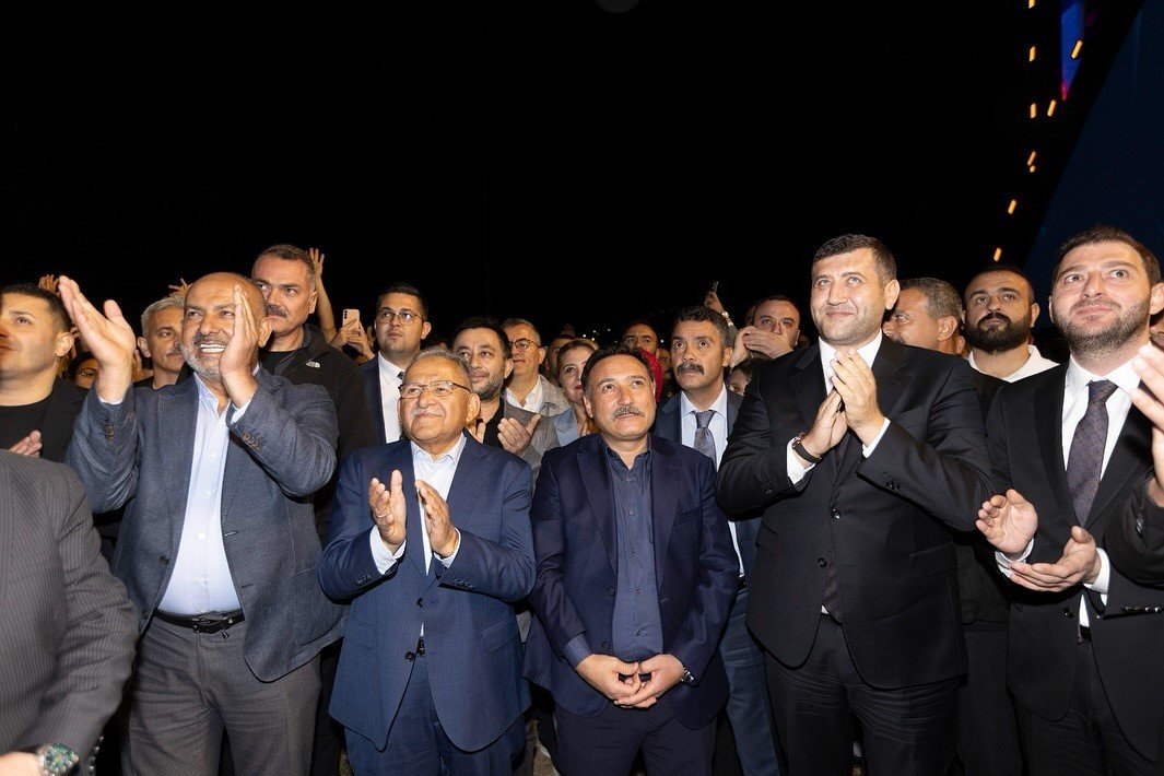 baskan-buyukkilic-ahmet-safak-konserinde-kayserililerin-coskusuna-ortak-oldu