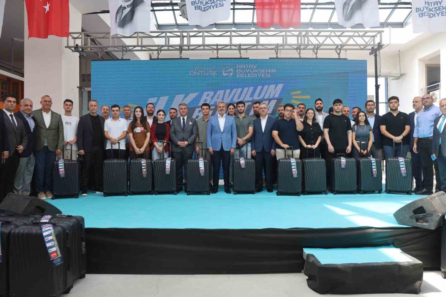 depremzede-ogrencilerin-universite-yolundaki-ilk-biletlerini-ve-bavullarini-hatay-buyuksehir-belediyesi-hediye-etti