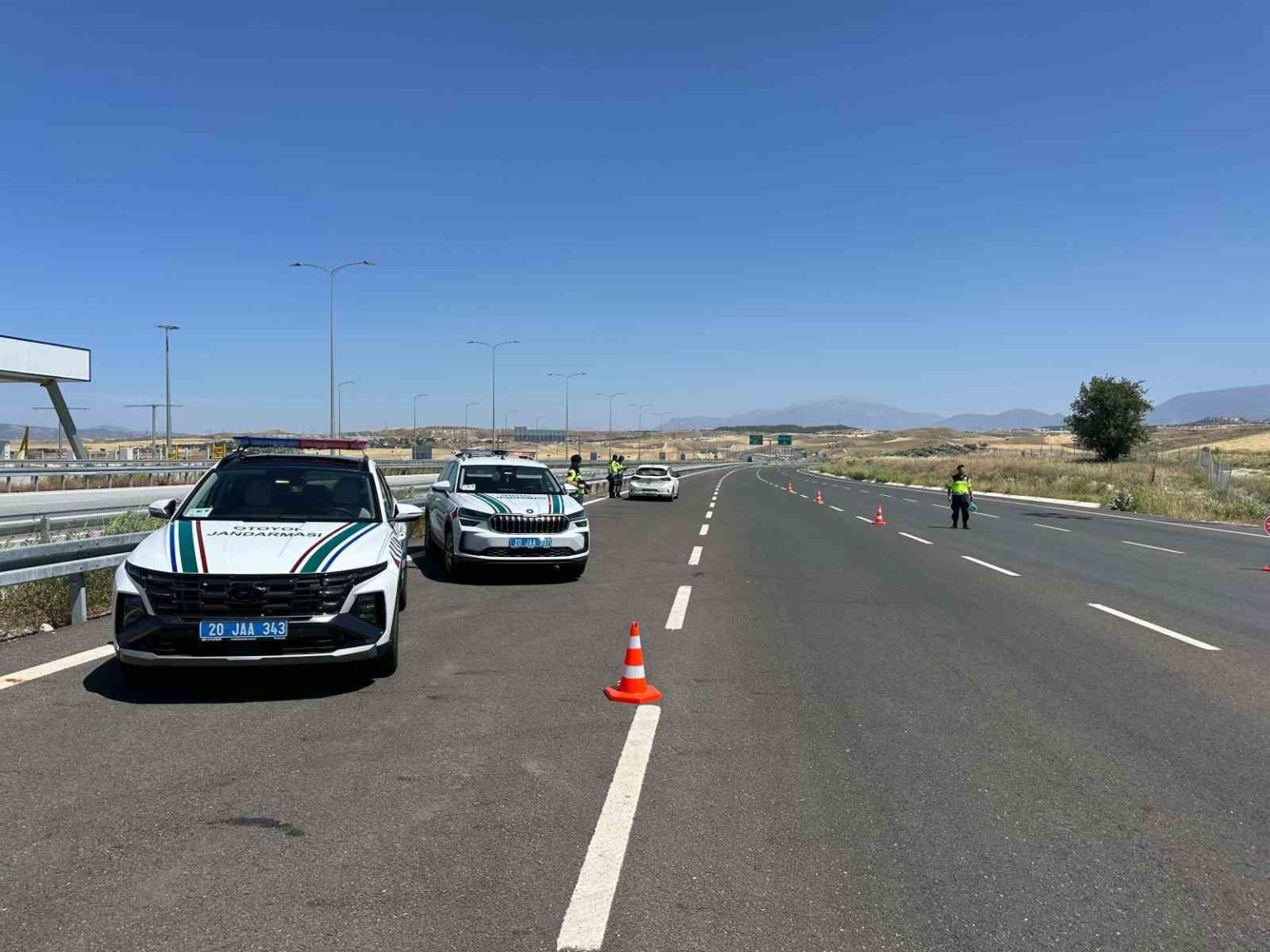 dinlenme-tesisinde-unuttugu-arkadasini-almak-icin-ters-yonde-ilerleyip-trafigi-tehlikeye-atti