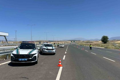 dinlenme-tesisinde-unuttugu-arkadasini-almak-icin-ters-yonde-ilerleyip-trafigi-tehlikeye-atti
