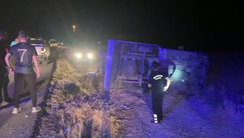 diyarbakirda-lastigi-patlayan-kamyonet-yoldan-cikti-1-yarali