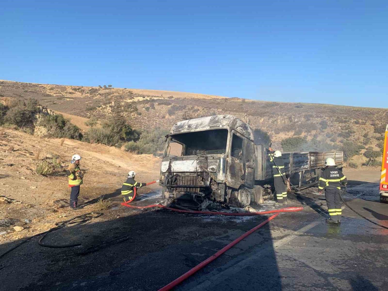 ekmek-teknesi-yanan-tir-surucusu-goz-yaslarina-boguldu