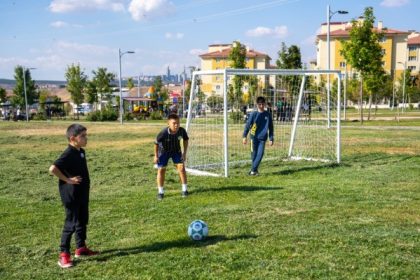 golbasi-belediye-baskani-odabasi-cocuklarin-istegi-uzerine-futbol-oynamalari-icin-parklara-kale-yerlestirdi