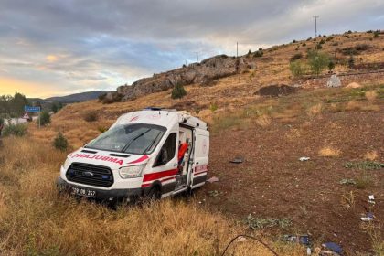 gumushanede-ambulans-takla-atti-3-saglik-personeli-yaralandi