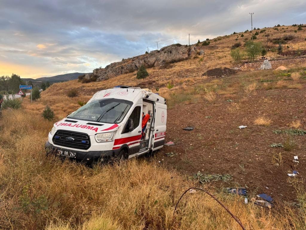 gumushanede-ambulans-takla-atti-3-saglik-personeli-yaralandi