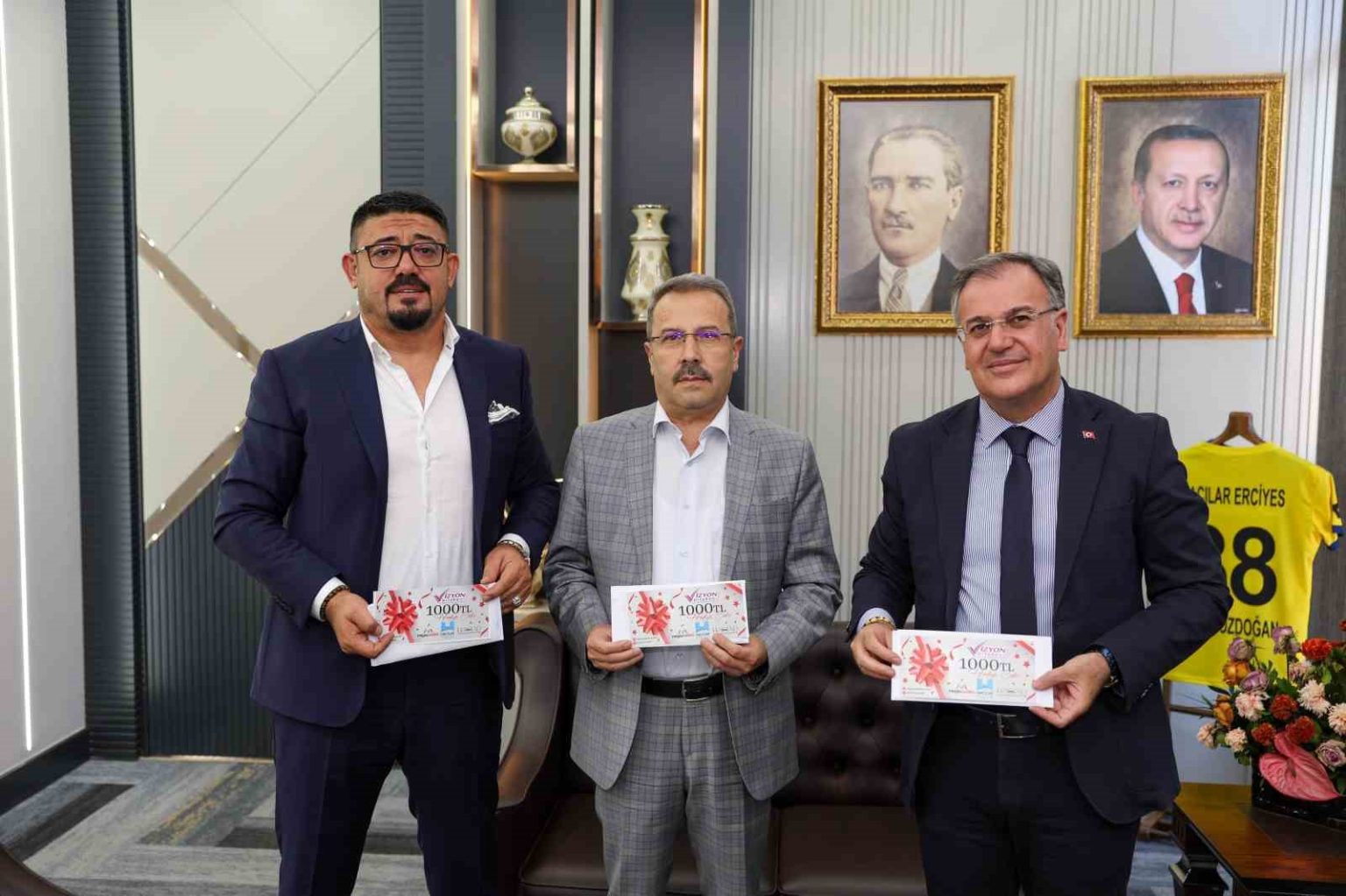 hacilarda-belediye-ve-is-dunyasi-egitime-destekte-el-ele
