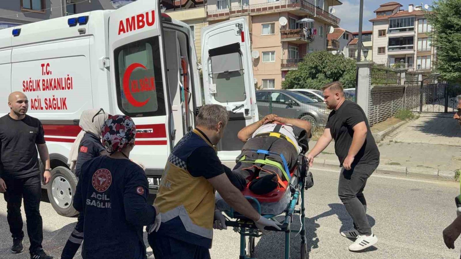 hafif-ticari-arac-ile-carpisan-motosikletin-surucusu-yaralandi