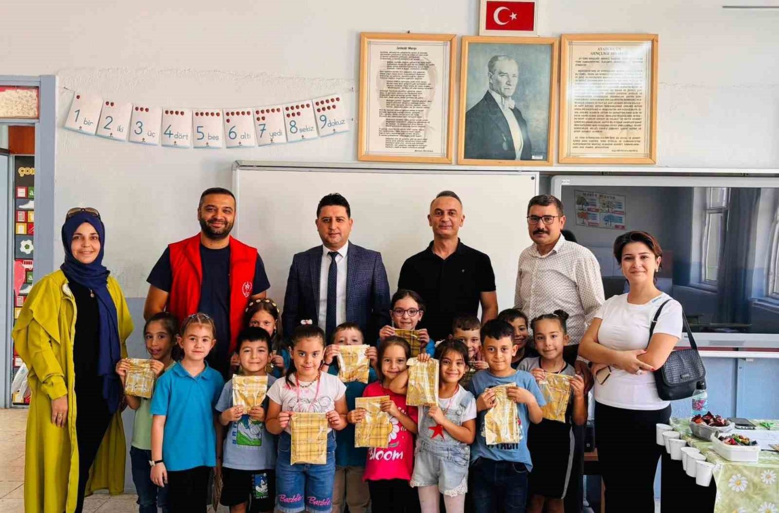 ilidagli-ogrenciler-kirtasiye-malzemeleri-sevinci-yasadi