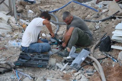 is-makinesinin-temasi-sonrasi-yer-altindaki-elektrik-kablolari-bomba-gibi-patladi