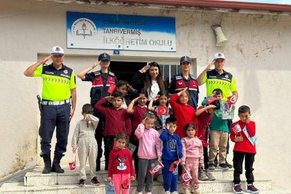 jandarma-ekipleri-tarafindan-okul-cevrelerinde-siki-denetim