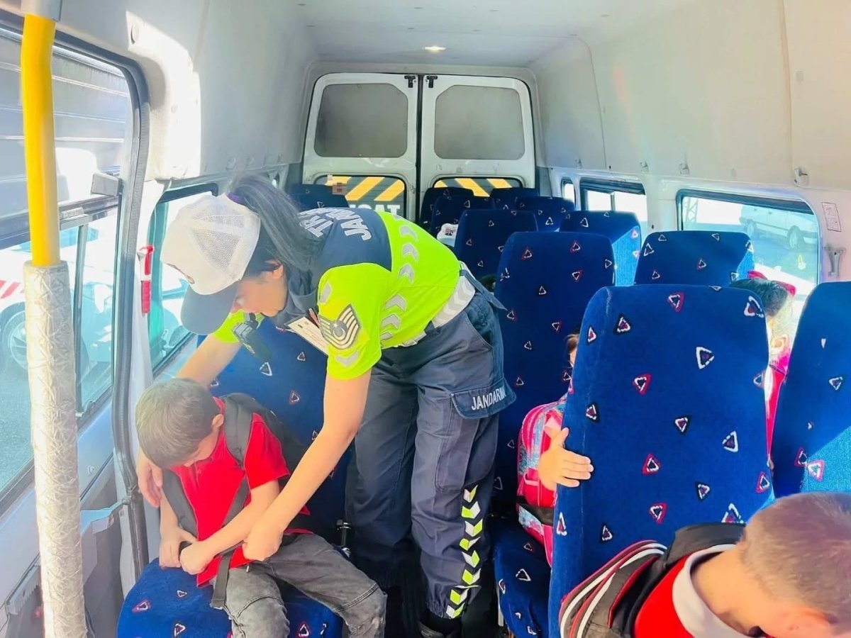 jandarma-okul-servis-araclarini-denetledi