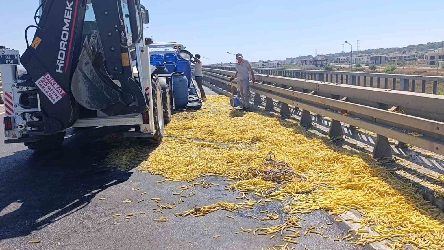kamyonet-bariyerlere-carpti-kilolarca-patates-yola-sacildi