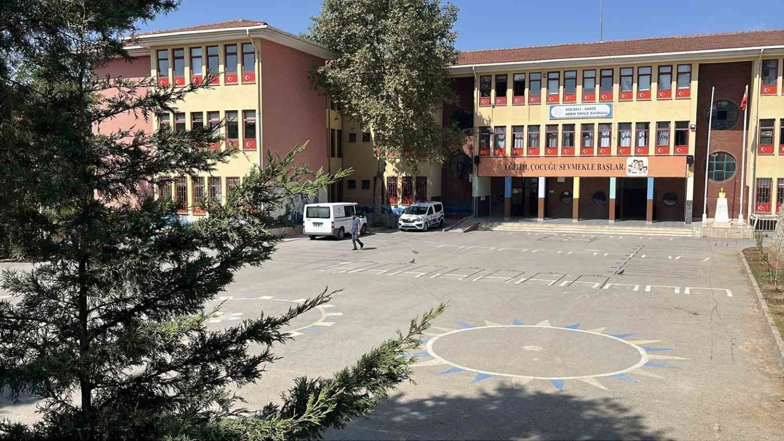 kantinden-ekler-yiyen-5-ogrenci-zehirlenme-suphesiyle-hastaneye-kaldirildi