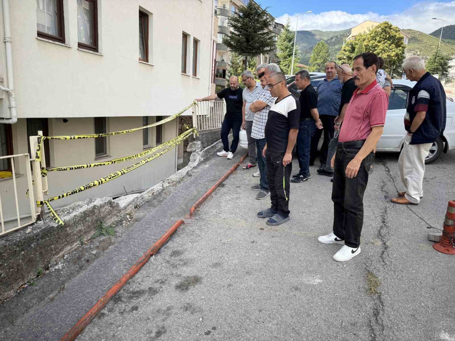 karabukte-zarar-goren-istinat-duvari-site-sakinlerini-tedirgin-ediyor