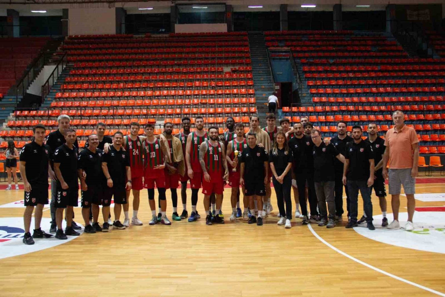 karsiyaka-basketbol-makedonyada-kupa-kazandi