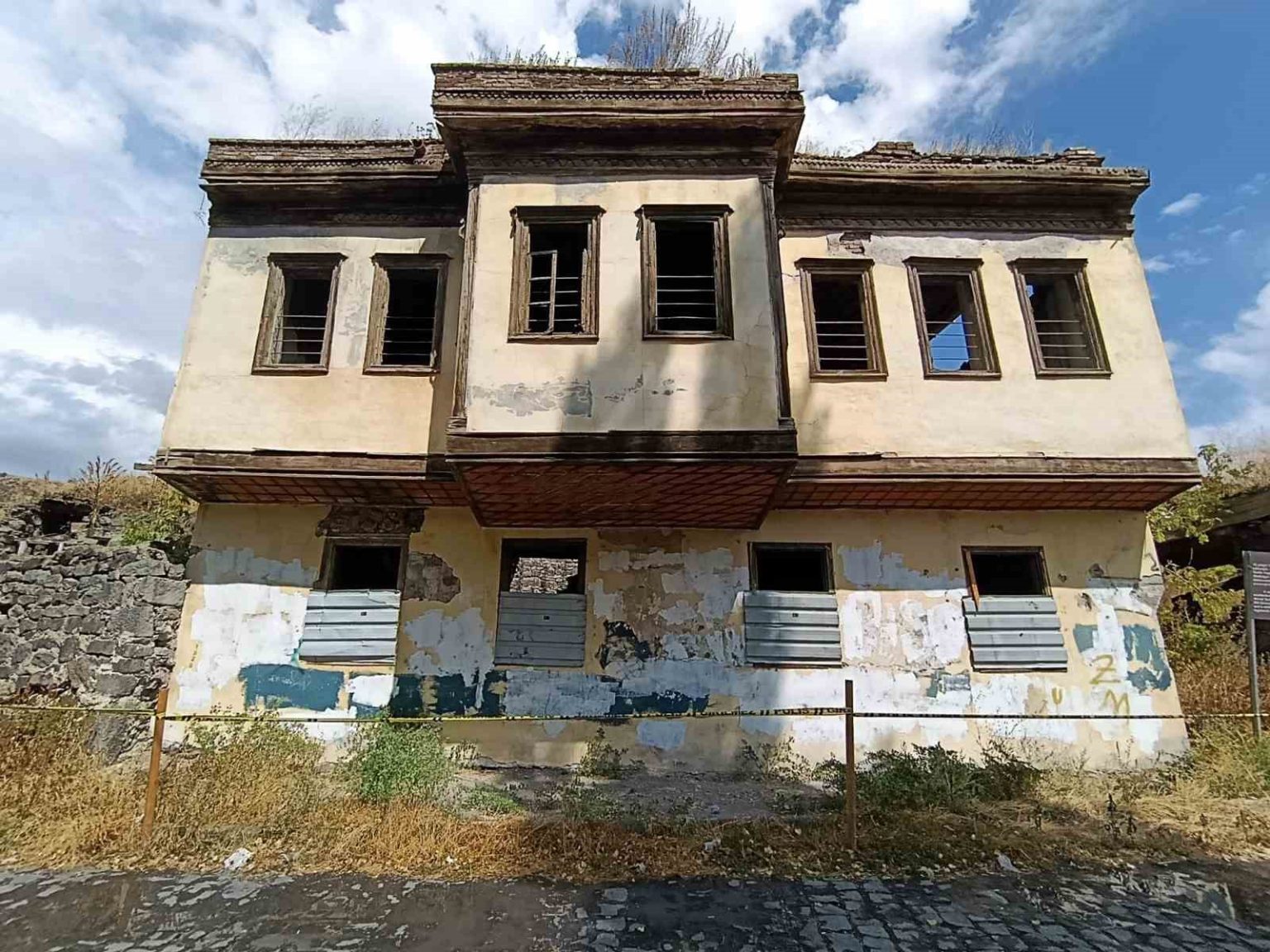 karsta-tevfik-pasa-konagi-gozler-onunde-yikiliyor