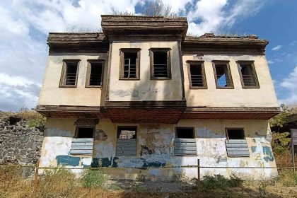 karsta-tevfik-pasa-konagi-gozler-onunde-yikiliyor