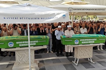 kayseride-feci-kazada-hayatini-kaybeden-anne-ogul-topraga-verildi