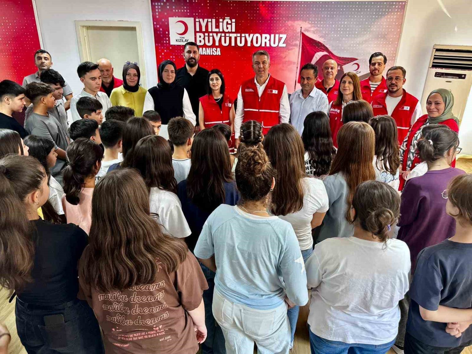 kizilayin-sefkat-eli-cocuklara-ulasti