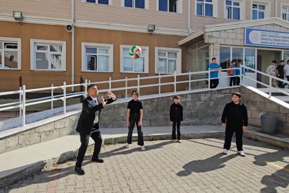 kizilcahamam-kaymakami-cocuklarla-voleybol-oynadi