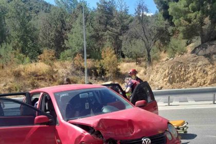 kontrolden-cikan-otomobil-bariyerlere-carparken-1-kisi-yaralandi
