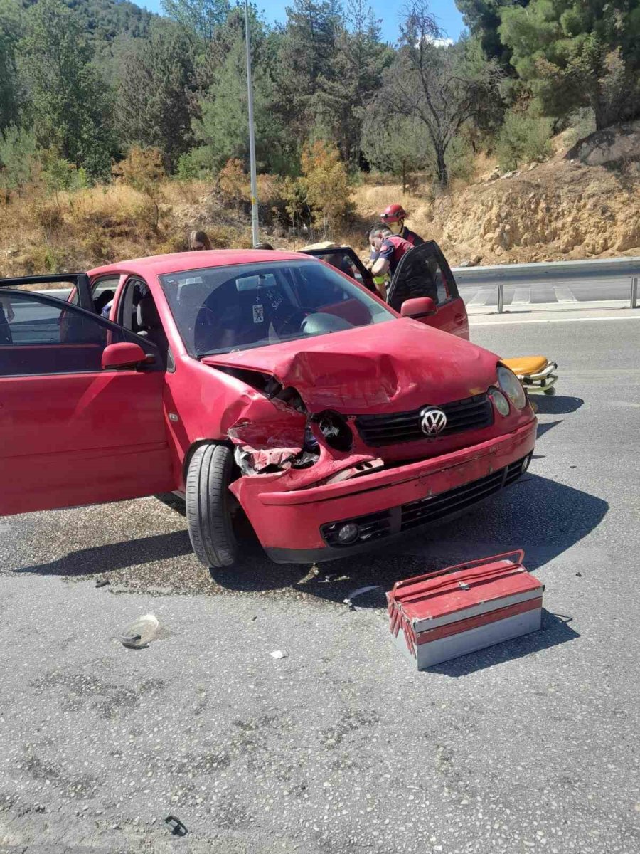 kontrolden-cikan-otomobil-bariyerlere-carparken-1-kisi-yaralandi