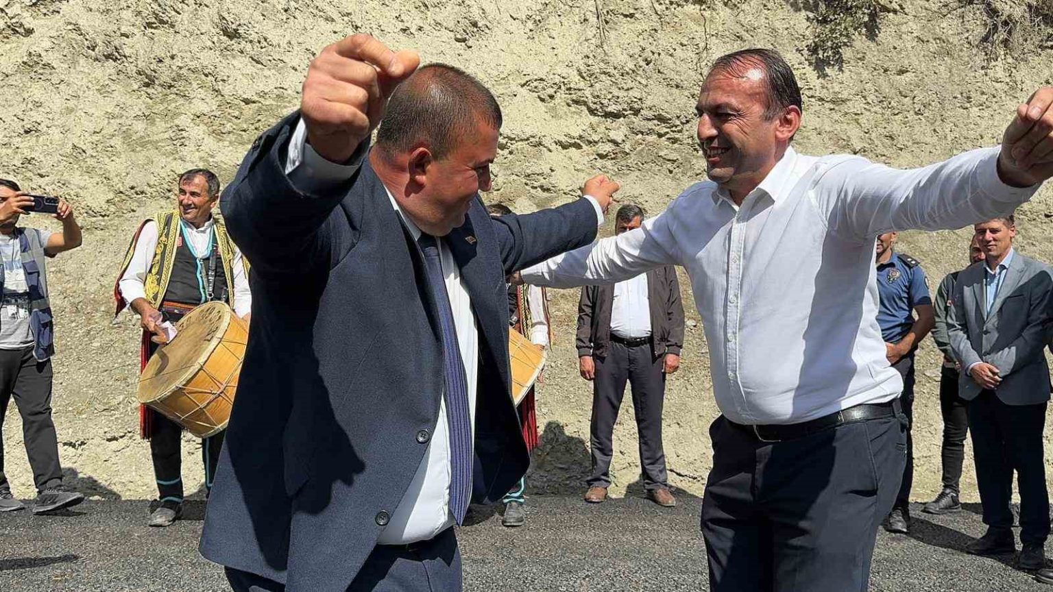 koy-yolu-asfaltlandi-buyuk-sevinc-yasayan-koylululer-ciftetelli-oynadi