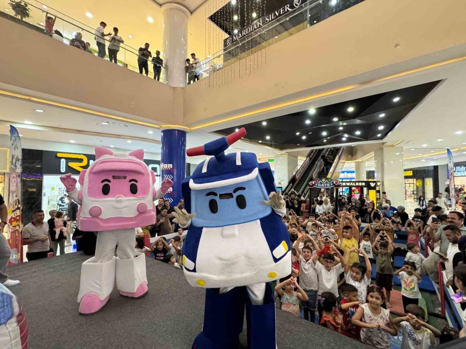 mardian-mallda-5-yil-festivali-basladi