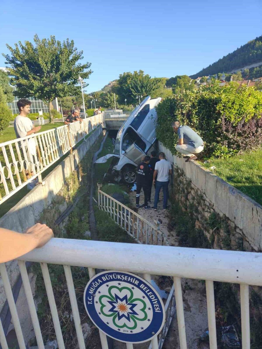 mentesede-trafik-kazasi-2-yarali
