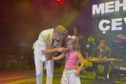 milyonluk-ucreti-elinin-tersiyle-itti-mehmet-cevik-gemlikte-memleketi-icin-ucretsiz-sahne-aldi