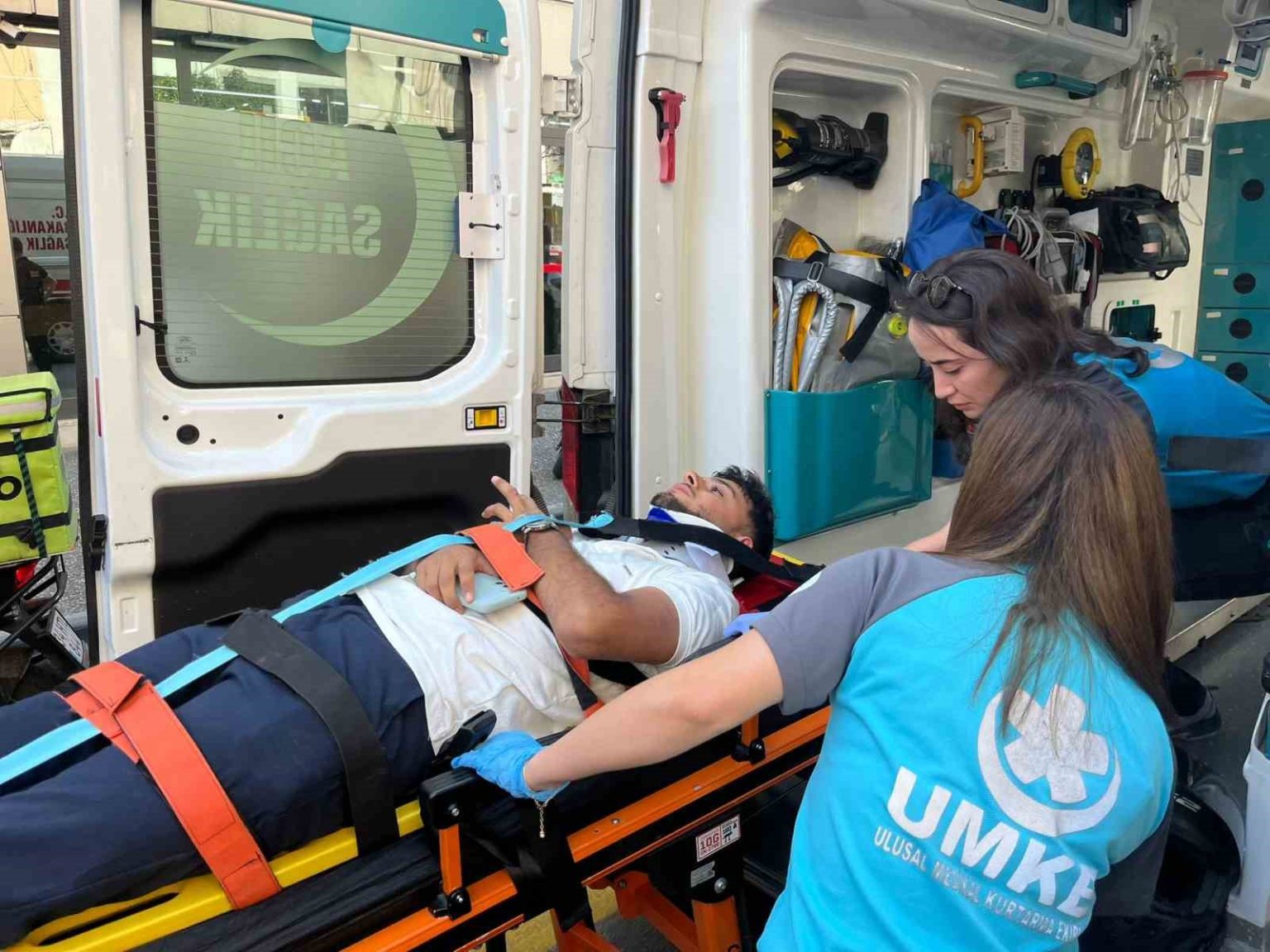 motosiklet-park-etmeye-calisan-araca-carpti-1-yarali