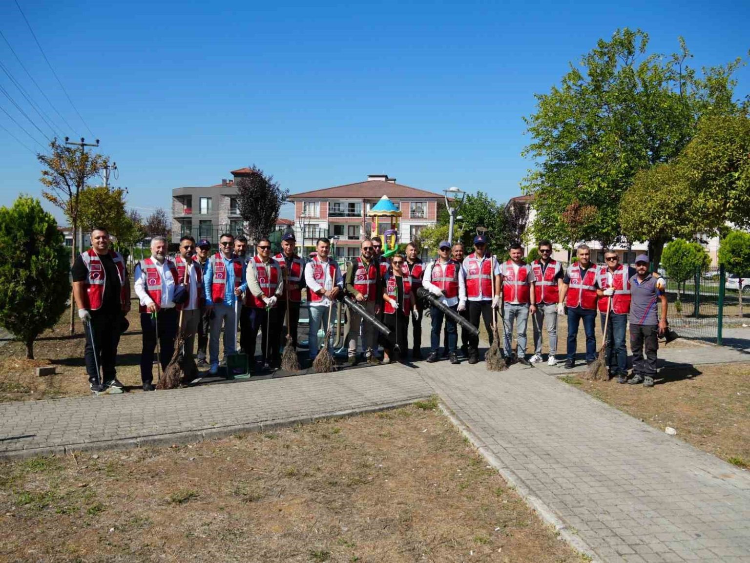 mudurler-aziziye-cocuk-parkini-temizledi