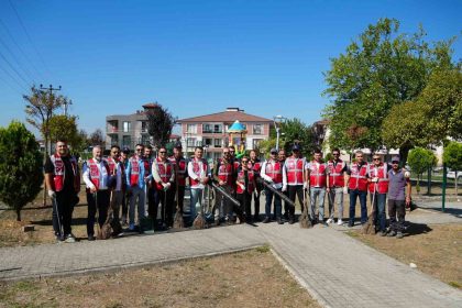 mudurler-aziziye-cocuk-parkini-temizledi