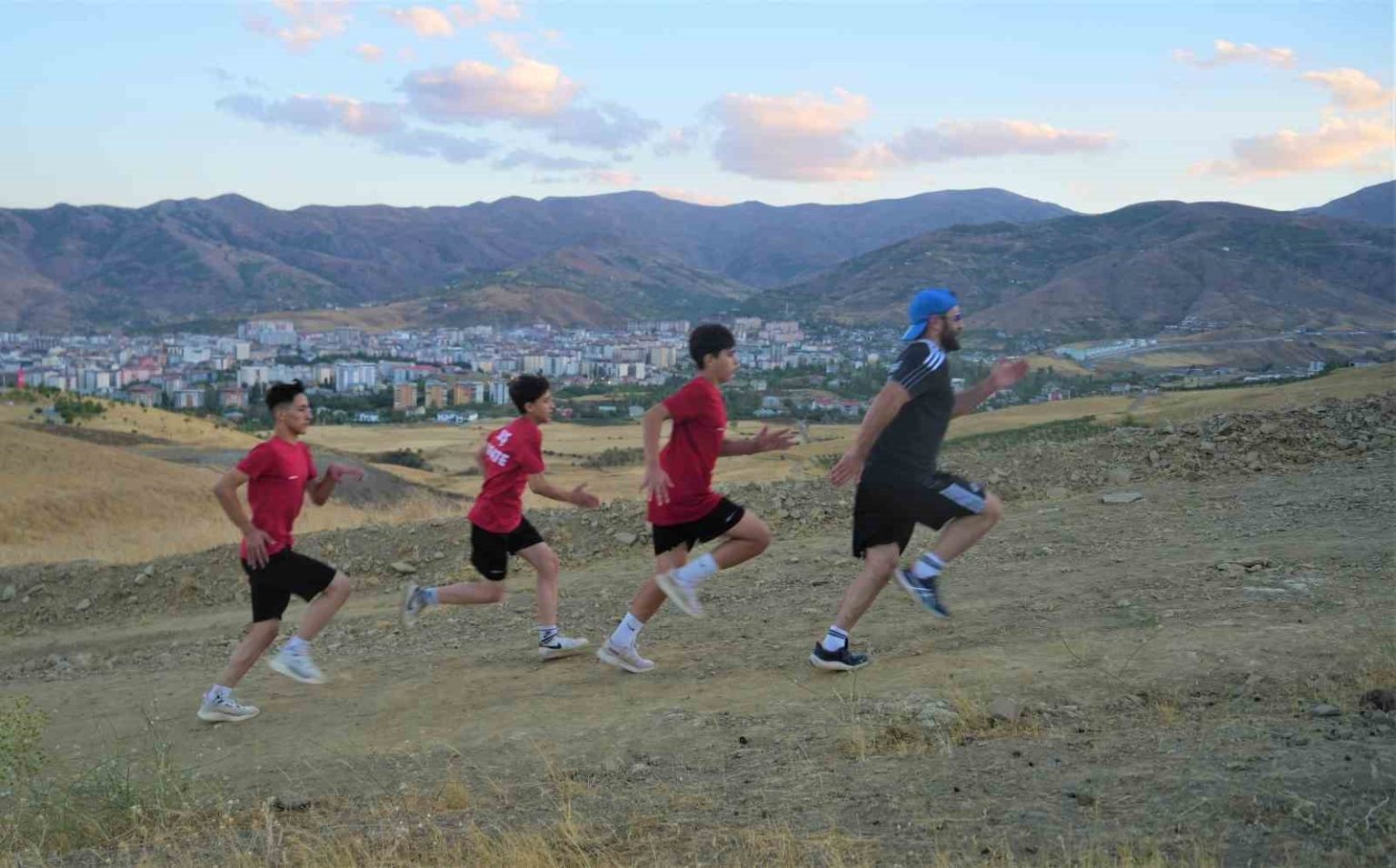 musta-karate-sporculari-dag-kosusuyla-kondisyon-artiriyor
