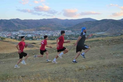 musta-karate-sporculari-dag-kosusuyla-kondisyon-artiriyor