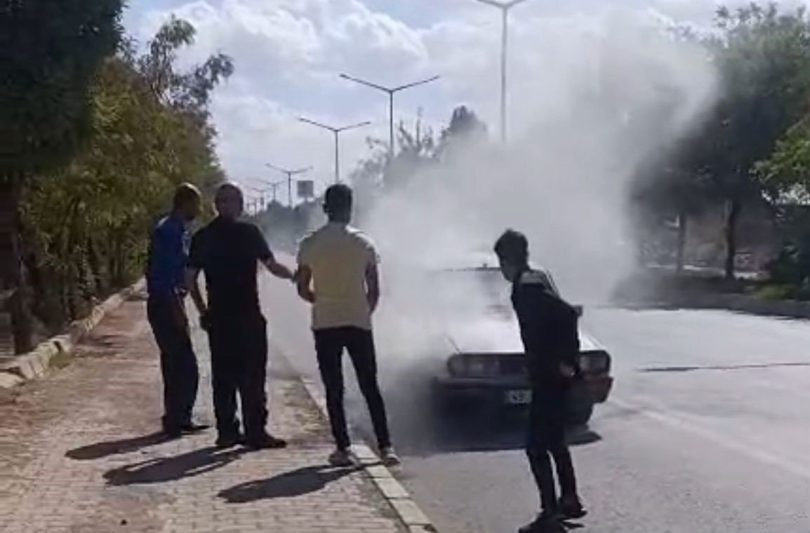 musta-seyir-halindeki-otomobil-yandi