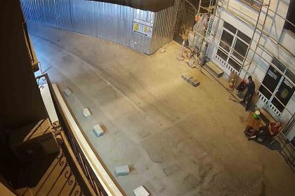 o-anlar-kamerada-uyuyan-bekcinin-cep-telefonunu-caldi