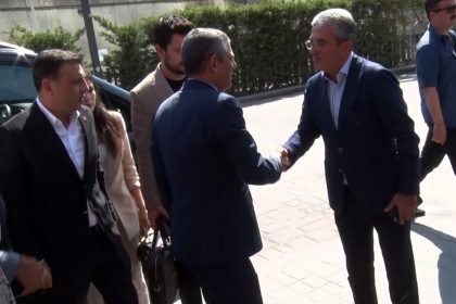 ozgur-ozel-ve-dem-parti-heyeti-chpnin-sariyerdeki-binasina-geldi