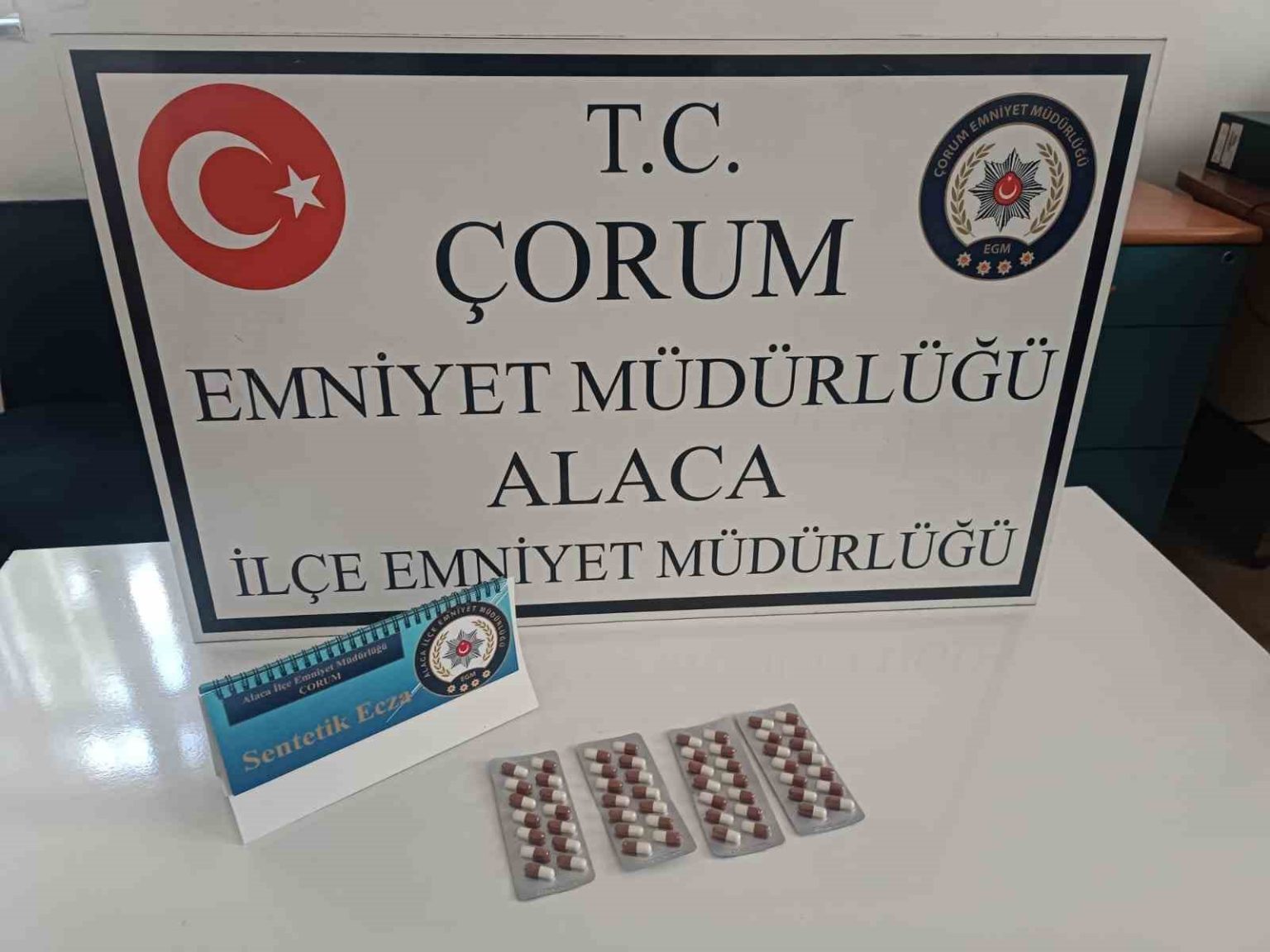 polisin-durdurdugu-sahislarin-uzerinden-56-adet-sentetik-ecza-hapi-cikti