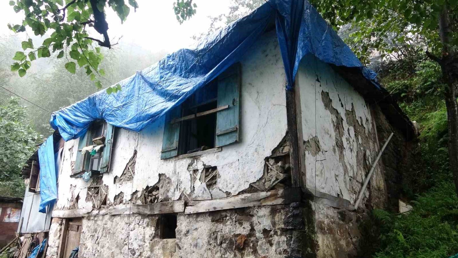 sehit-oglundan-ayrilmamak-icin-harabe-evde-yasam-mucadelesi-veriyor