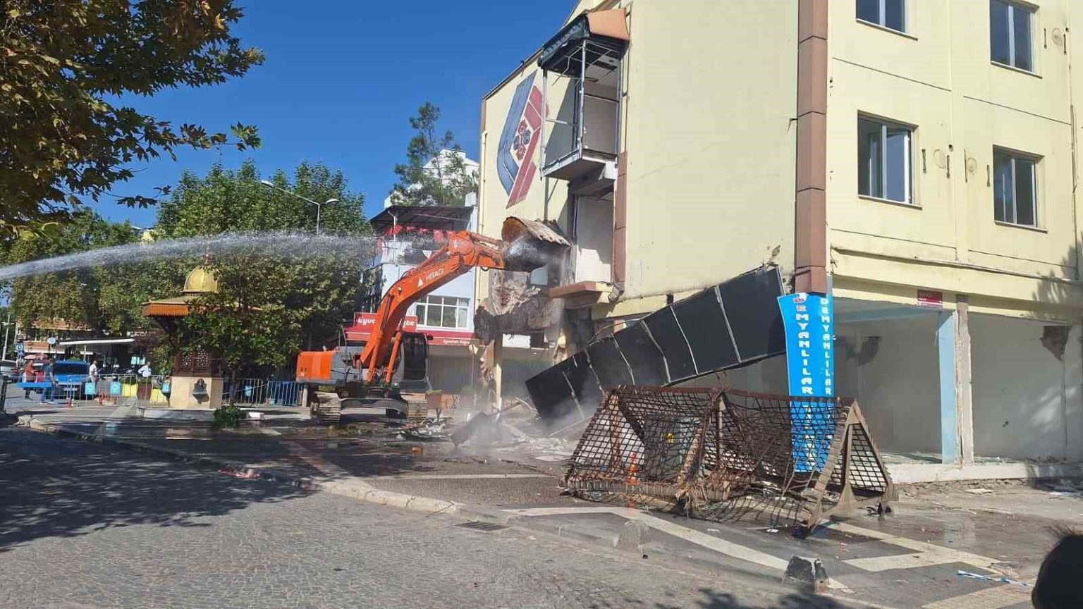 sindirgida-depremde-hasar-alan-otel-yikildi