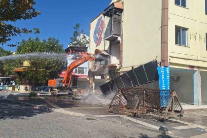 sindirgida-depremde-hasar-alan-otel-yikildi
