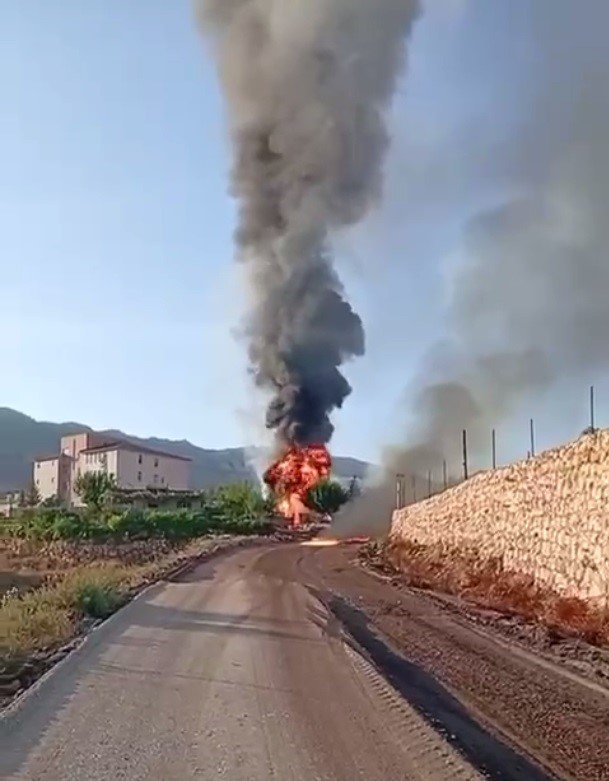 sirnakta-yol-calismasinda-hasar-goren-petrol-borusu-alev-aldi