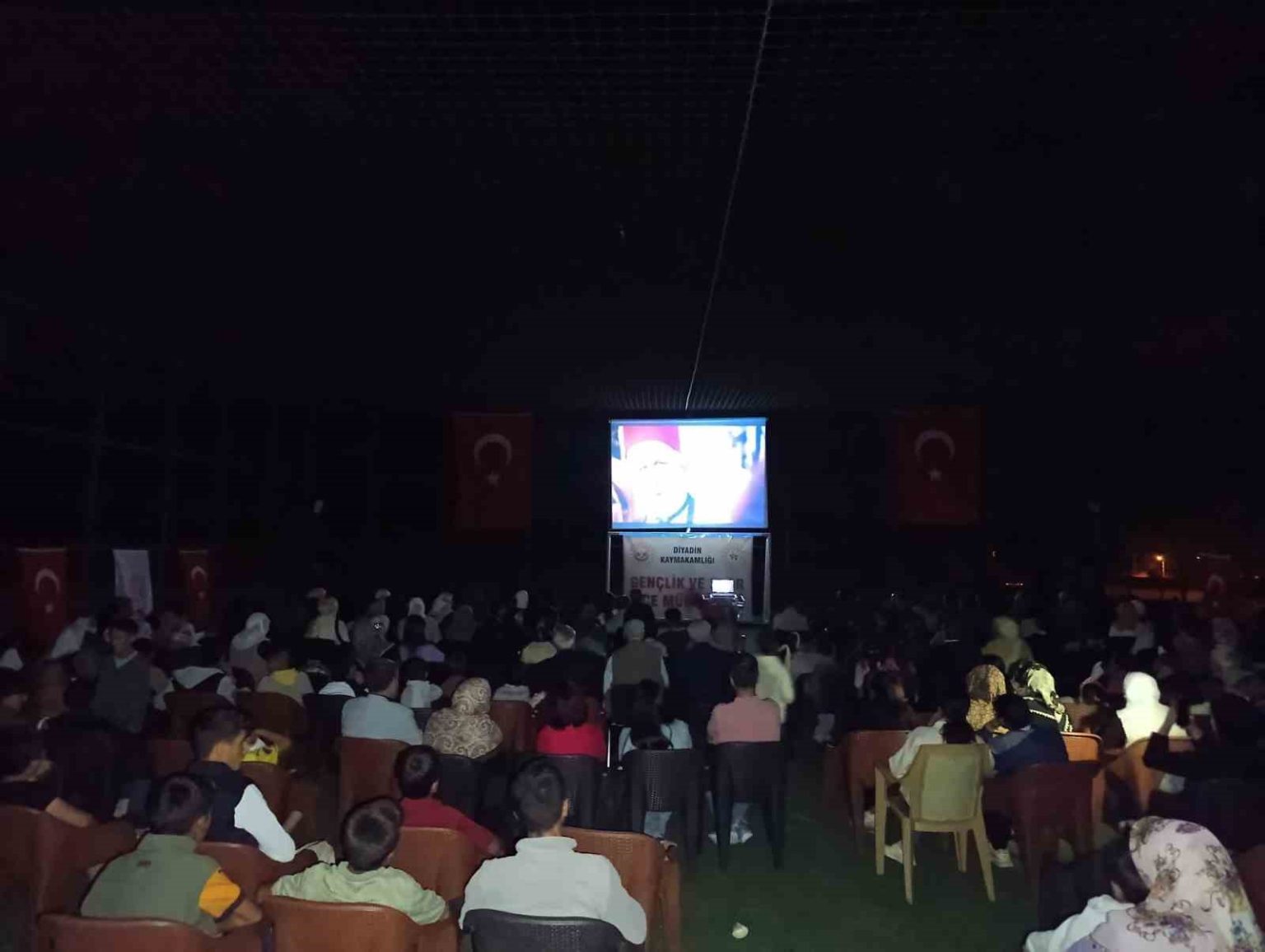 tendurek-dagi-eteklerinde-sinema-keyfi