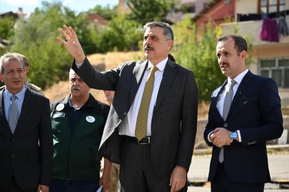 vali-ciftci-ispirde-heyelan-bolgesinde-incelemelerde-bulundu